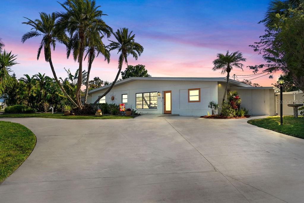 Waneta Pl, Sarasota, FL 34231