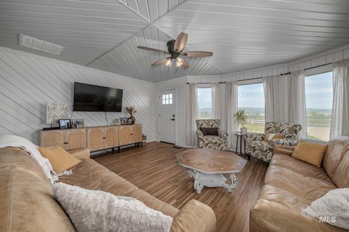 1009 County Road 70, Weiser, ID, 83672-5037 | Card Image