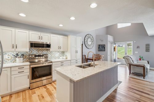 15403 Walnut Hills Dr, Urbandale, IA, 50323-2252 | Card Image