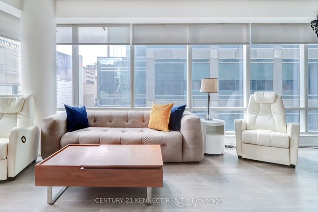 526 - 1 Bloor St E, Condo with 3 bedrooms, 2 bathrooms and null parking in Toronto ON | Image 5