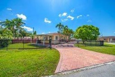 7471 Sw 16th Ter, House other with 3 bedrooms, 1 bathrooms and null parking in Miami FL | Image 2