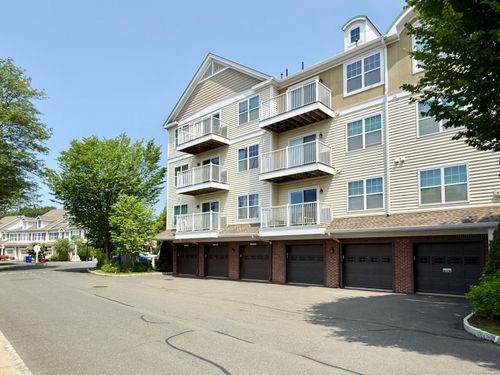 unit-405-34 Schoolhouse Dr, West Hartford, CT, 06110-1439 | Card Image