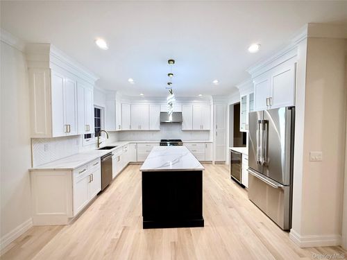 7 Greenway Cir, Syosset, NY, 11791-3615 | Card Image
