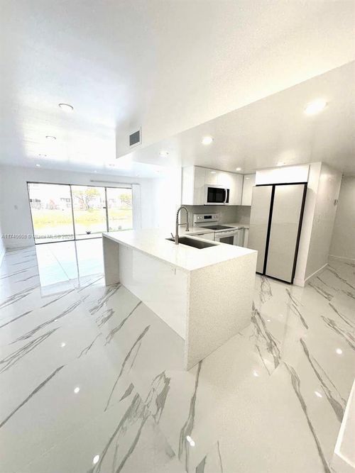 apt-l111-9375 Fontainebleau Blvd, Miami, FL, 33172-5650 | Card Image