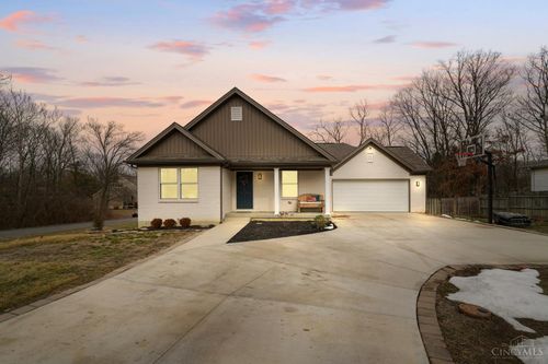 7533 Whitehall Cir W, West Chester, OH, 45069-1108 | Card Image