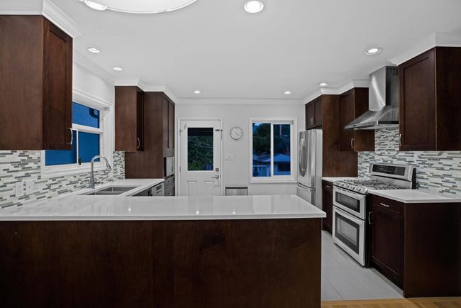 722 E 17th St, House other with 3 bedrooms, 2 bathrooms and 1 parking in North Vancouver BC | Image 4
