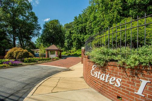 232 Linnet Ct, Manhasset, NY, 11030-4017 | Card Image