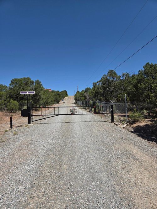 271 Genevieve Dr, Tijeras, NM, 87059-7961 | Card Image