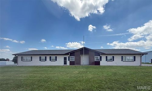 424 E Holzhauer Dr, Nashville, IL, 62263-2053 | Card Image