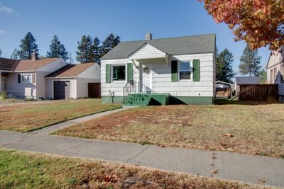 5223 N Stevens St, Home with 3 bedrooms, 1 bathrooms and null parking in Spokane WA | Image 3