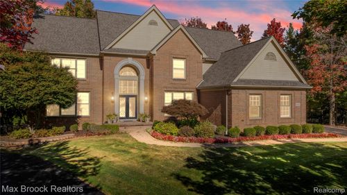 6986 Crosswell Dr, West Bloomfield, MI, 48322-3029 | Card Image