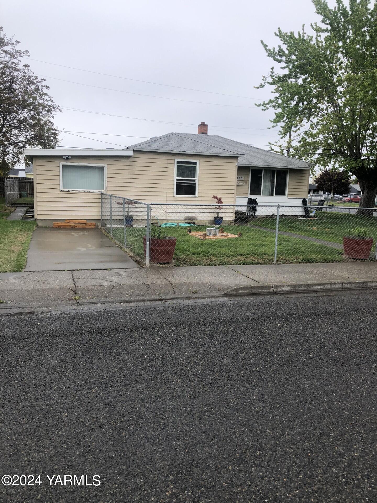 15th St, Sunnyside, WA 98944