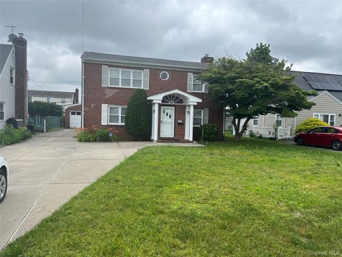 8 Gables Rd, Hicksville, NY, 11801-3218 | Card Image