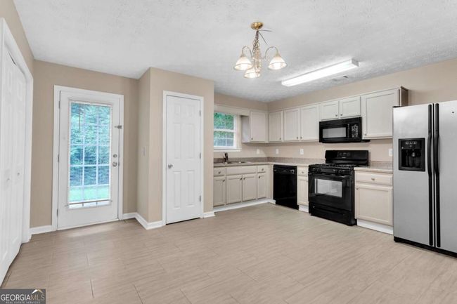 5566 Pineridge Ct, Townhouse with 3 bedrooms, 3 bathrooms and 2 parking in Forest Park GA | Image 8