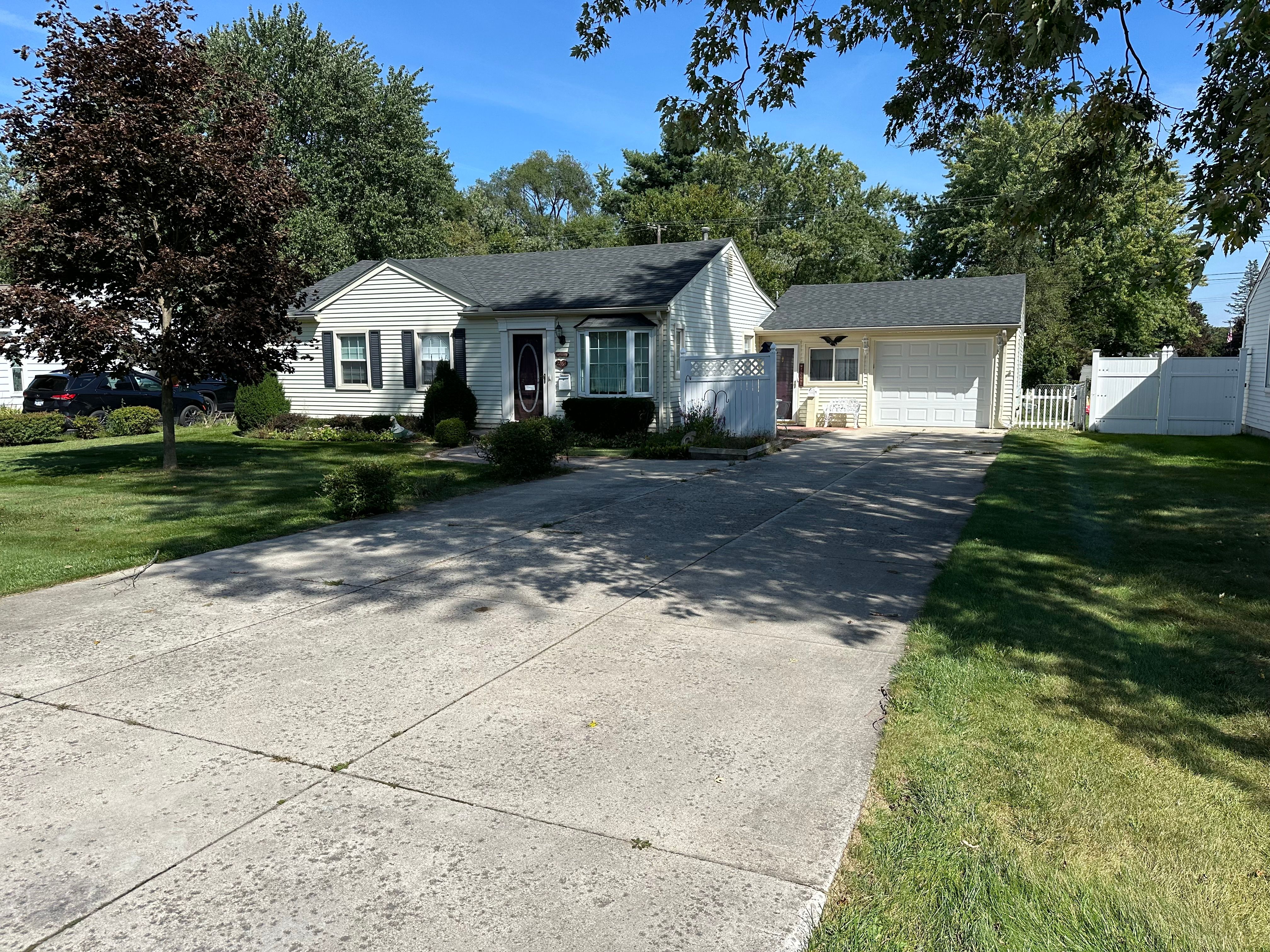 Pauline Dr, Waterford, MI 48329