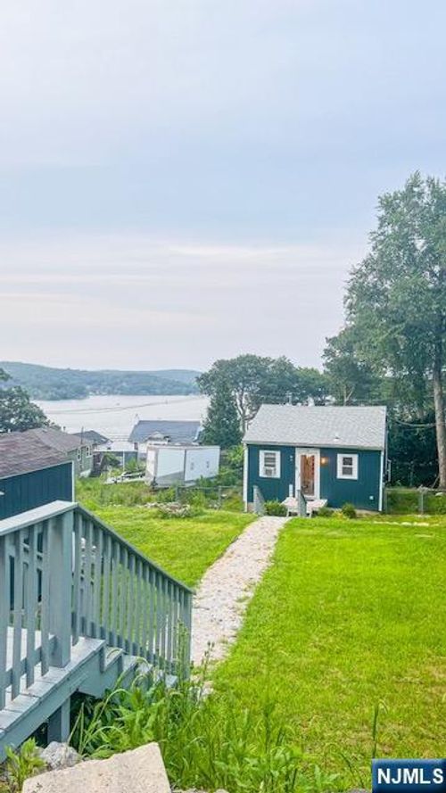 15 Sutton Rd, Hopatcong, NJ, 07843-1938 | Card Image
