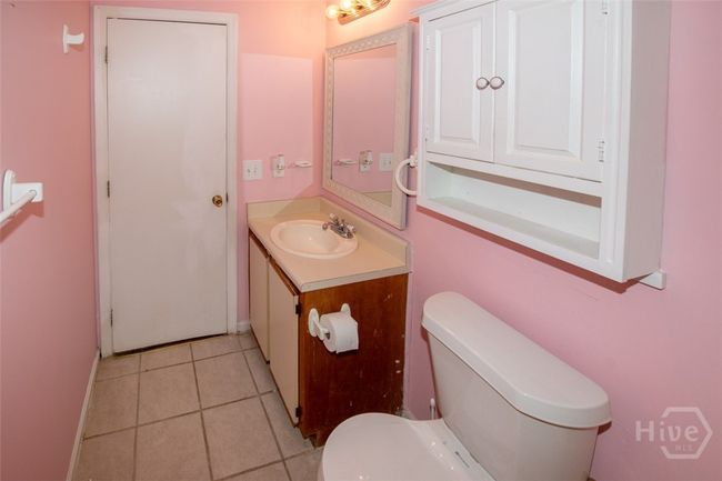 Upstairs Bathroom | Image 29