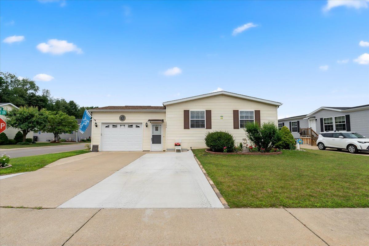 Montgomery Dr, Hartland, MI 48353