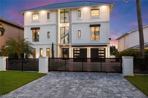 18 Pelican St E, NAPLES, FL, 34113-4018 | Card Image