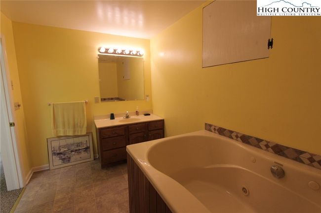 581 N Fork New River Rd, House other with 4 bedrooms, 3 bathrooms and null parking in Lansing NC | Image 39