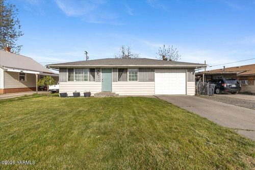 807 S Ahtanum Ave, Wapato, WA, 98951-1233 | Card Image