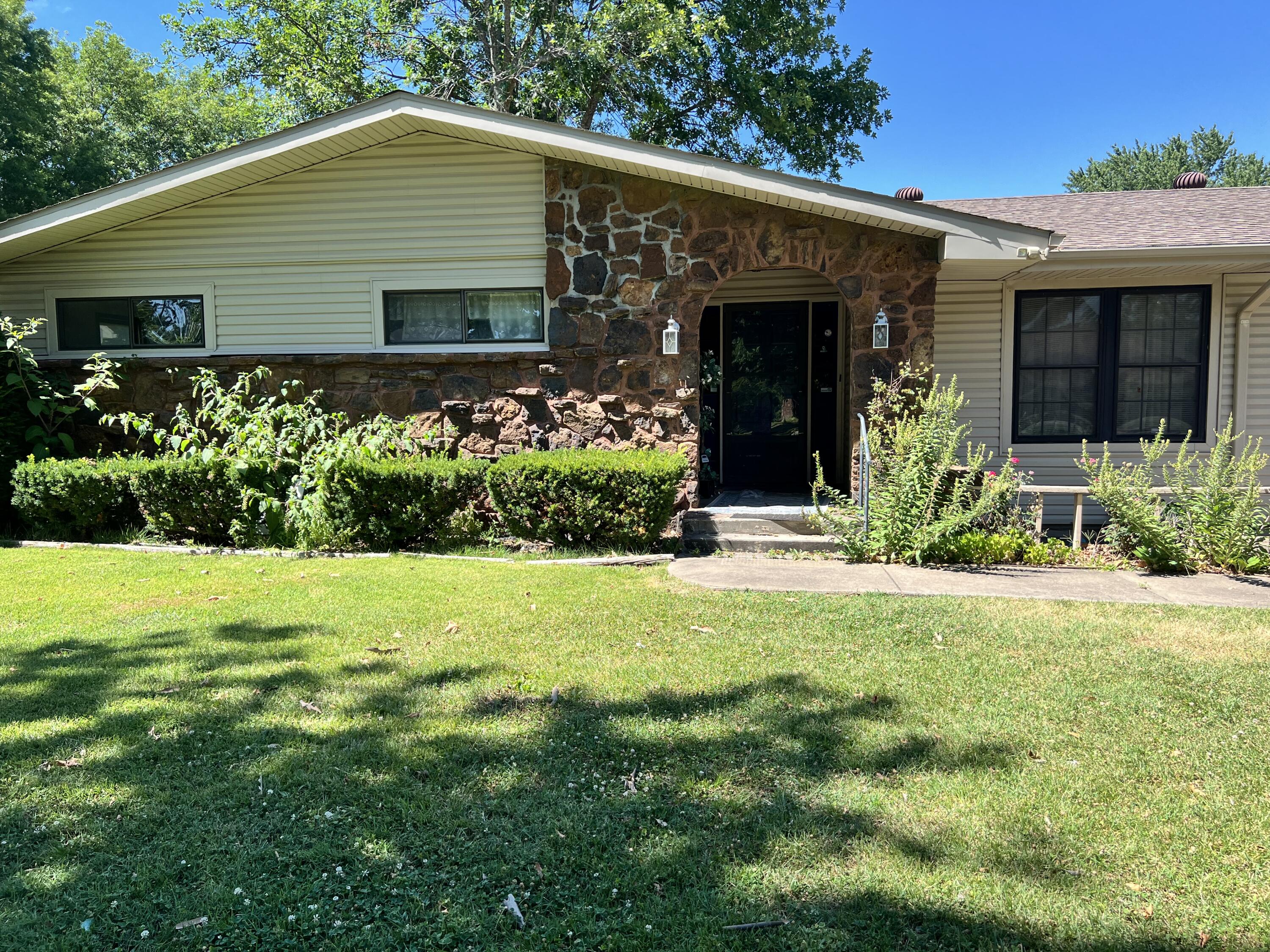 Highland Ave, Carthage, MO 64836