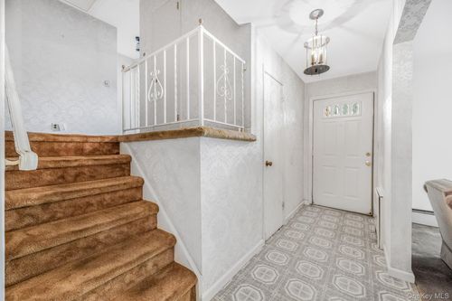 33 Eisenhower Dr, Yonkers, NY, 10710-1209 | Card Image