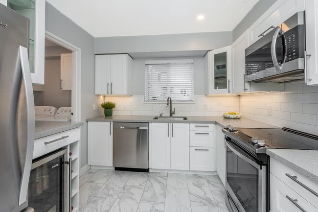 6158 W Greenside Drive, Townhouse with 2 bedrooms, 1 bathrooms and 2 parking in Surrey BC | Image 2
