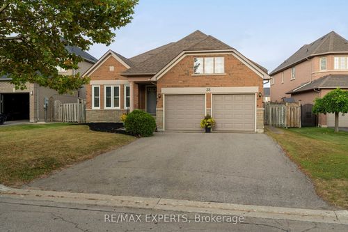 35 Falkirk Cres, Maple, ON, L6A2E3 | Card Image