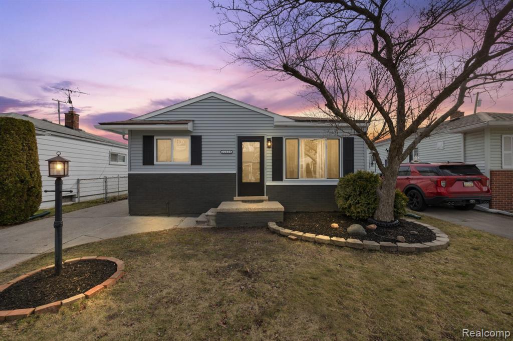 Lake Dr, Saint Clair Shores, MI 48082