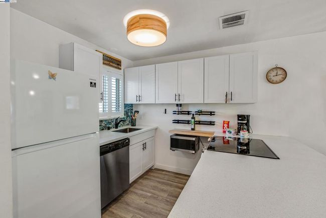 UNIT-212 - 325 Kitty Hawk Rd, Condo with 2 bedrooms, 1 bathrooms and 1 parking in Alameda CA | Image 5