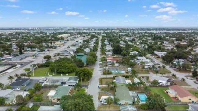 806 Minnesota St, House other with 3 bedrooms, 3 bathrooms and null parking in Lantana FL | Image 25