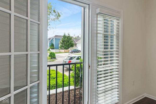 There is a retractable screen door for protection | Image 16