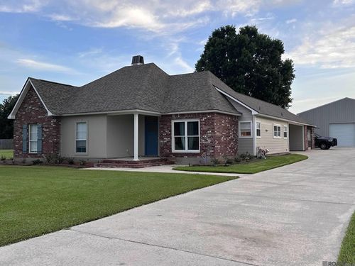 8301 Pin Oak Dr, Zachary, LA, 70791-7126 | Card Image