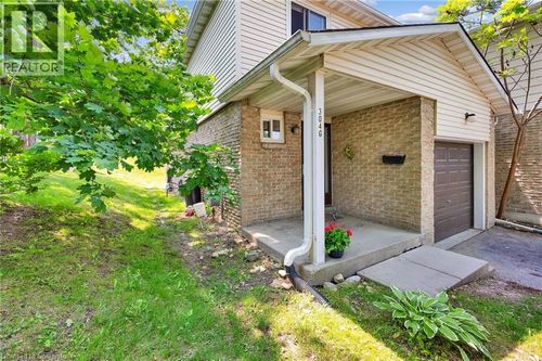 38-304 Bluevale St N, Waterloo, ON, N2J4G3 | Card Image