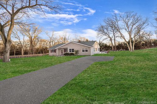 2 Buchanan Ave, Coram, NY, 11727-3329 | Card Image