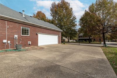 2423 Ashwood Court, Home with 3 bedrooms, 3 bathrooms and null parking in Jeffersonville IN | Image 3