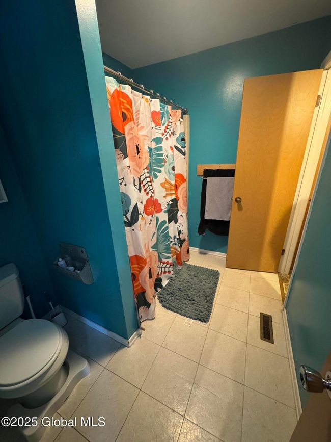 Full Bathroom | Image 19