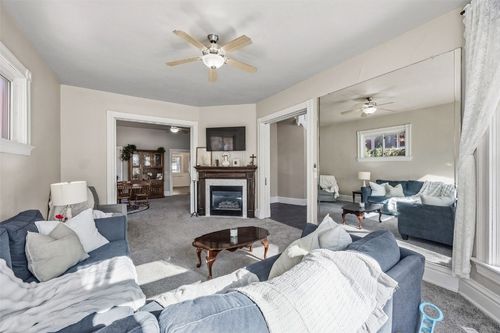 208 E Union St, Manchester, IA, 52057-1427 | Card Image