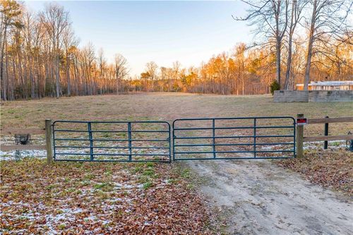 9744 Runninghorse Ln, Gloucester, VA, 23061-3095 | Card Image