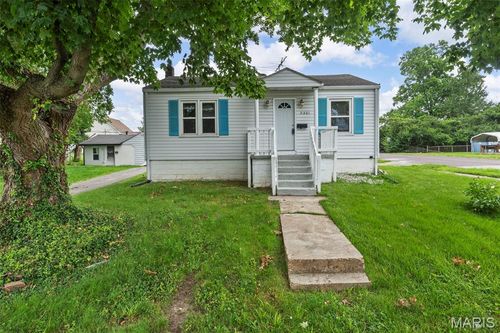 9501 Miriam Ave, Overland, MO, 63114-3915 | Card Image