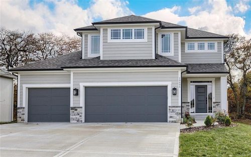 7485 N Utica Ave, Parkville, MO, 64152-4689 | Card Image