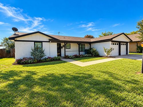 313 Linda Dr, Burleson, TX, 76028-5628 | Card Image