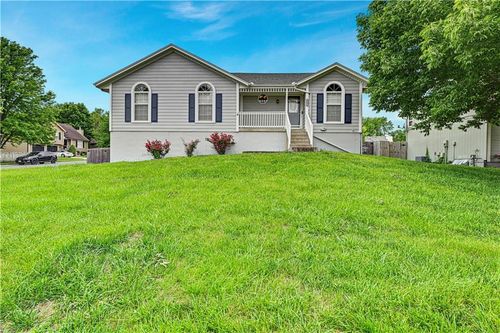 1200 Ne Colleen Dr, Lee's Summit, MO, 64086-3543 | Card Image
