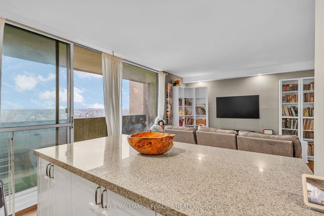 2001 - 1 Massey Sq, Condo with 2 bedrooms, 1 bathrooms and null parking in East York ON | Image 9