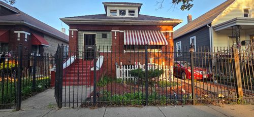 8443 S Manistee Ave, Chicago, IL, 60617-2052 | Card Image
