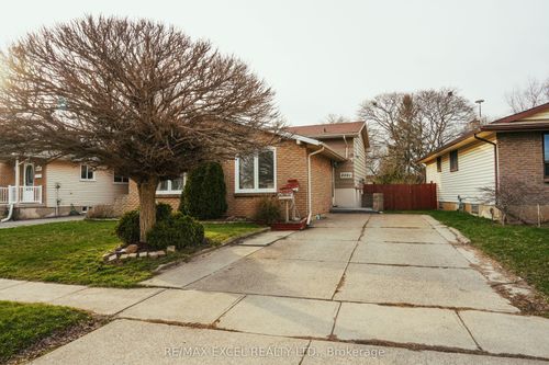 8061 Paddock Trail Dr, Niagara Falls, ON, L2H1W8 | Card Image