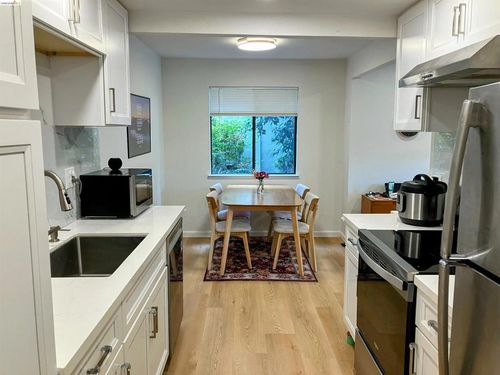 11-8761 Mountain Blvd, Oakland, CA, 94605-4549 | Card Image