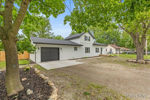 412 S Woodworth St, Corunna, MI, 48817-1658 | Card Image