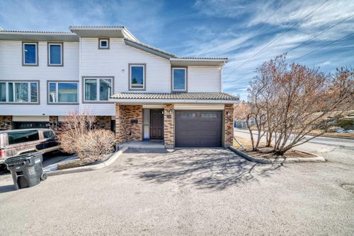 226 Coachway Lane Sw, Calgary, AB, T3H2V9 | Card Image